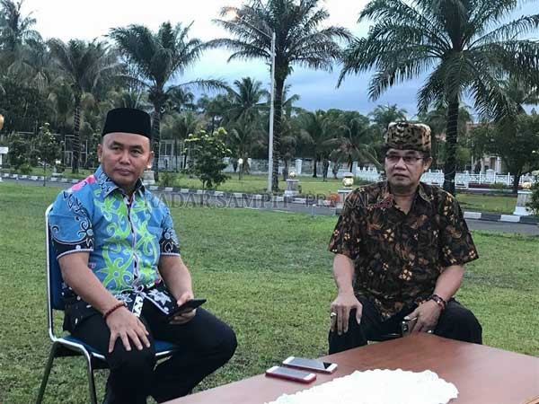 KOORDINASI: Rektor UPR Andrie Elia Embang bersama Gubernur Kalimantan Tengah Sugianto Sabran berbincang terkait upaya memberikan capaian terbaik dalam dunia pendidikan di Bumi Tambun Bungai.(Istimewa/Andrie Elia Embang)