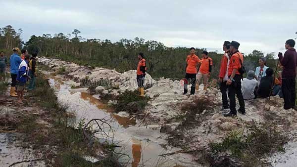 PENCARIAN: Sejumlah masyarakat melakukan proses pencarian terhadap Muhammad Hatta yang menghilang di sekitar areal Sendurian Desa Sungai Perlu, Kecamatan Seruyan Hilir, Kabupaten Seruyan.  (CAMAT SERUYAN HILIR FOR RADAR SAMPIT)