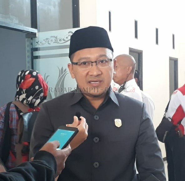 JAGA FASILITAS UMUM ; Anggota DPRD Kobar Ade Ridho meminta masyarakat Kobar untuk menjaga pemanfaatan fasilitas umum. (RINDUWAN/RADAR PANGKALAN BUN)