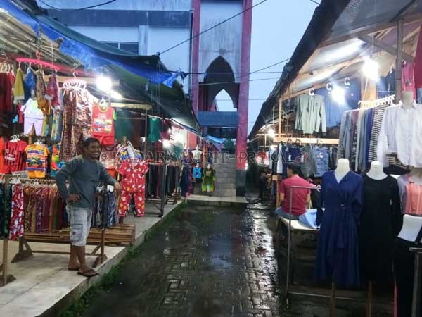 BAKAL DITERTIBKAN: Aktivitas pedagang di kawasan Pasar Eks Teater Mentaya masih belum ditertibkan, Minggu (2/2).(HENY/RADAR SAMPIT)