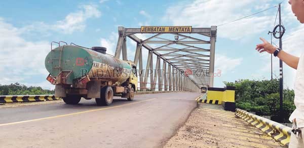 BAKAL DITUTUP: Jembatan Bajarum yang terletak di Desa Bajarum, Kecamatan Kotabesi, akan ditutup total untuk dilakukan uji beban.(RADO/RADAR SAMPIT)