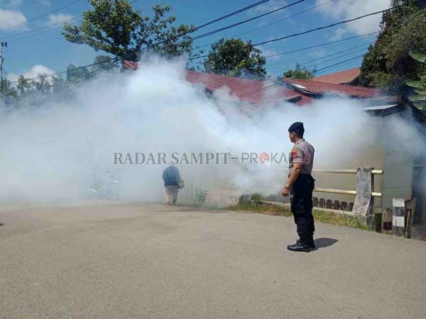 PENCEGAHAN: Petugas Dinas Kesehatan Mura ketika melakukan fogging ke rumah penduduk di Kelurahan Beriwit, beberapa waktu lalu.(RENO/RADAR SAMPIT)