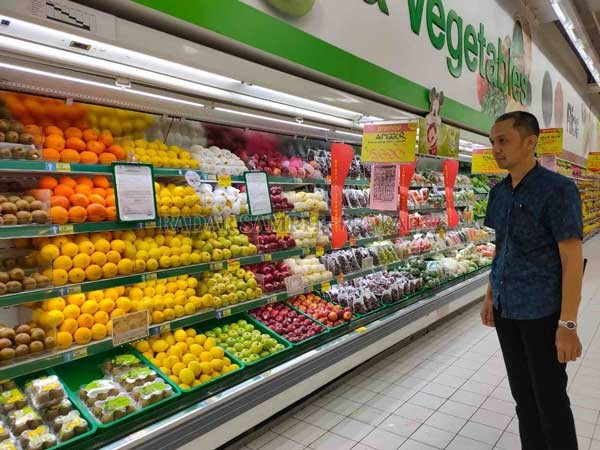 ANJURAN: Beberapa tulisan antisipasi pencegahan virus corona yang di pasang di Hypermart.(DIAN TARESA/RADAR SAMPIT)