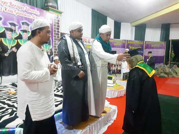 WISUDA SANTRI ; Ketua Yayasan Islam E-KTP Kotawaringin Lama, H. Rizky Aditya Putra, SE mendampingi Al Habib Abu Bakar Ba