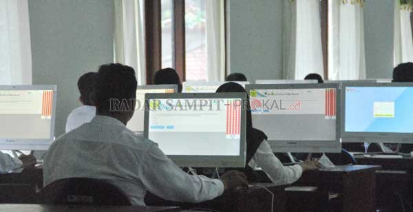 TES PEGAWAI : Peserta CPNS mengikuti tes CAT di BKP-SDM Seruyan, Kamis (6/2).( HENDRI EDITA/RADAR SAMPIT)