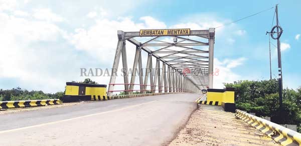 OBJEK VITAL: Jembatan Mentaya atau Jembatan Bajarum yang akan ditutup.(RADO/RADAR SAMPIT)