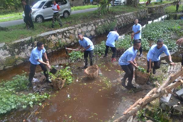 HARUS DIBERSIHKAN : Pemerintah diminta melakukan antisipasi banjir sejak dini dengan cara membersihkan saluran air (drainase) agar tidak tersumbat.(YUSHO/RADAR PALANGKA)