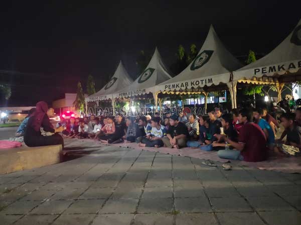 PERSIAPAN: Para peserta turnamen Free Fire saat menghadiri technical meeting di halaman kantor Radar Sampit dan memenuhi Cafe 88, Jumat (7/2) malam.(DIAN TARESA/RADAR SAMPIT)