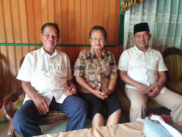 AKRAB: Riban Satia (kanan) saat  bersilaturahmi bersama Emiliana Enon Heryani (tengah) dan Riwung Toemon, Jumat (7/2).(FOTO IST RADAR PALANGKA)
