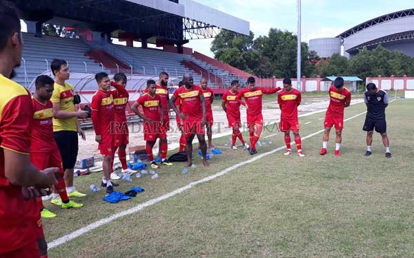 SKUAD LAMA : Para pemain Kalteng Putra yang tampil membela nama Kalteng di ajang Liga 1 tahun 2019 lalu, saat menggelar latihan rutin.(DOK.DODI RADAR PALANGKA)