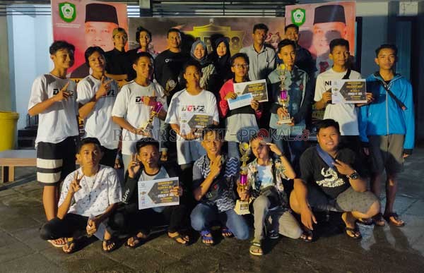 PARA JAWARA: Pemenang turnamen Free Fire foto bersama setelah selesai kegiatan.(DIAN TARESA/RADAR SAMPIT)