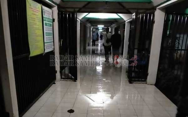 TERENDAM AIR : Selasar RSUD dr Murjani Sampit di bangunan lama tergenang banjir saat hujan deras pada Desember 2019 lalu.(Dok/RADAR SAMPIT)