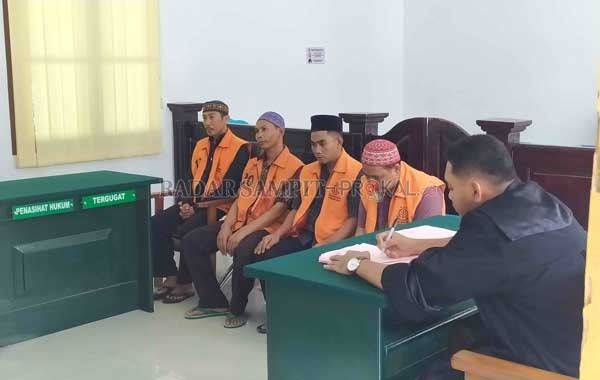 SIDANG MALING SOLAR : Empat terdakwa kasus pencurian Solar menjalani sidang vonis di Pengadilan Negeri Pangkalan Bun, Senin (10/2).(RINDUWAN /RADAR PANGKALAN BUN )