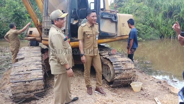 PANTAU: Bupati Kotim Supian Hadi bersama Kepala Dinas Pekerjaan Umum dan Penataan Ruang (PUPR) Kotim Machmoer, saat meninjau proses pembukaan Jalan Mentaya Seberang, beberapa waktu lalu. DOK.DESIWULANDARI/RADARSAMPIT