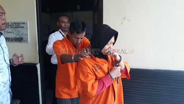 PEMERIKSAAN: Wahyudi (39) dan Shinta Ellyanasima Kusuma Dewi (36) saat digiring petugas Sat Reskrim Polresta Palangka Raya lantaran kasus penipuan yang nilai mencapai miliaran rupiah.(DODI RADAR PALANGKA)