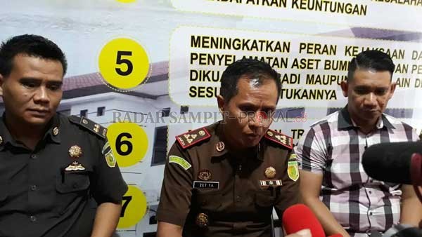 MASIH PENGEMBANGAN : Kepala Kejaksaan Negeri Kota Palangka Raya Zet Tadung All (tengah) memberi keterangan terkait perkembangan kasus dugaan korupsi sumur bor, Selasa (11/2).(DODI/RADAR PALANGKA)