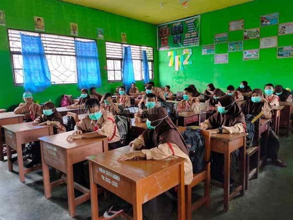 Belajar: Sejumlah siswa/I yang tengah belajar menggunakan masker karena kondisi kelas yang bau(DIAN TARESA/RADAR SAMPIT)