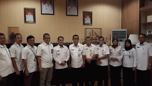 KOORDINASI : Walikota Palangka Raya Fairid Naparin saat menerima jajaran PLN Persero Unit Induk Wilayah Kaselteng, dalam memorandum of understanding (MoU) terkait Pajak Penerangan Jalan (PPJ) di aula ruang walikota, Rabu (12/2). DODI/RADARPALANGKA