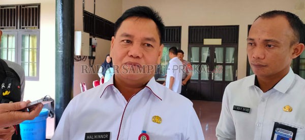 KONFIRMASI: Sekda Kotim Halikinnor saat diwawancarai awak media, Rabu (12/2). YUNI/RADAR SAMPIT