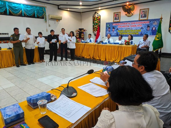 PEMBINAAN: Aparatur Sipil Negara (ASN) yang beragama kristiani sedang mengikuti pembinaan mental dan rohani, yang dilaksanakan Korpri Kotim di Aula Lantai II Setda Kotim, Rabu (12/2). DESIWULANDARI/RADARSAMPIT