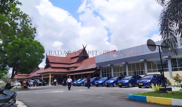 BERBENAH : Bandara Iskandar Pangkalan Bun terus dibenahi untuk memberikan pelayanan terbaik kepada penumpang. RINDUWAN/RADAR PANGKALAN BUN