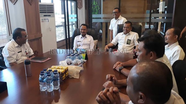 SINERGI : Wali Kota Palangka Raya Fairid Naparin (dua dari kiri) saat menerima jajaran PLN Persero Unit Induk Wilayah Kalselteng untuk melakukan penandatangan MoU terkait Pajak Penerangan Jalan (PPJ). Kerjasama ini merupakan wujud sinergitas visi dan misi