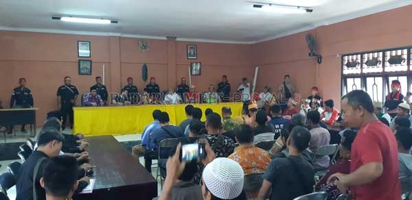MEDIASI: Mediasi antara keluarga korban pengeroyokan dengan pengurus PSHT Cabang Sampit yang difasilitasi Dewan Adat Dayak Kotim, Jumat (14/2).(RADO/RADAR SAMPIT)