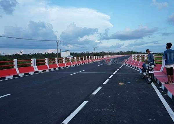 DIRESMIKAN HARI INI : Jembatan layang di jalan Pangkalan Bun-Kotawaringin Lama bakal Diresmikan. (RINDUWAN/RADAR PANGKALAN BUN )
