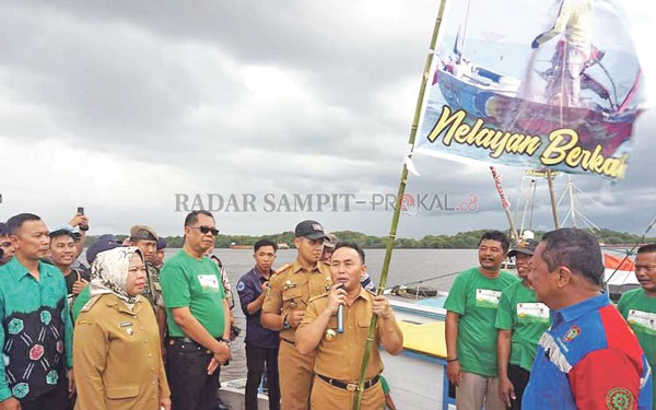 PELABUHAN PERIKANAN ; Gubernur Kalteng Sugianto Sabran saat berbincang dengan para nelayan usai peresmian Pelabuhan Perikanan Kumai, Kabupaten Kobar, Sabtu (15/2)SULISTYO/RADAR PANGKALAN BUN