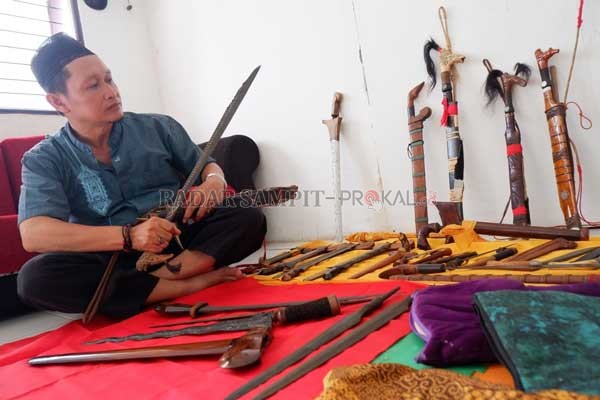 PECINTA PUSAKA: Nor Hikmatullah memperlihatkan koleksi pusakanya, Jumat (15/2). Koleksinya cukup banyak, mulai dari badik, keris, tombak, dan berbagai jenis mandau.(USAY NOR RAHMAD/RADAR SAMPIT)