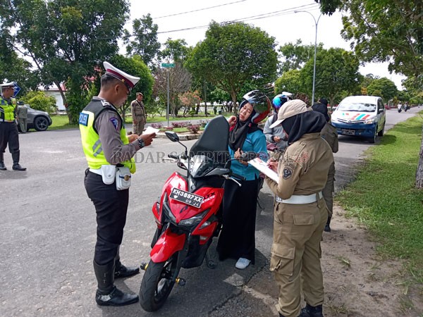 PENERTIBAN: Satpol PP dan Damkar Seruyan yang bekerjasama dengan jajaran Satlantas Polres Seruyan melakukan penertiban ASN yang keluyurun tanpa surat izin di jam kerja di sekitar kompleks perkantoran Jalan A. Yani, Kuala Pembuang, Senin (17/2) kemarin.