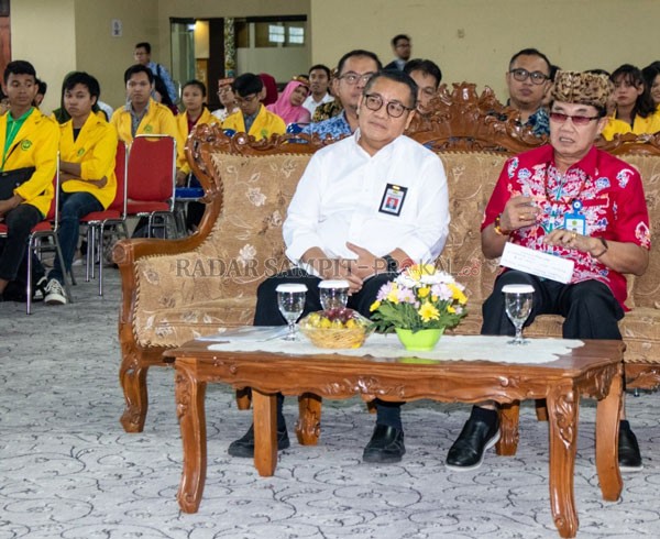 AKADEMIK: Rektor UPR Dr Andrie Elia SE MSi (kanan) saat mendampingi Dirjen Perumahan Kementerian PUPR RI, Dr Ir Khalawi AH MSc MM, di sela memberikan kuliah umum, Senin (17/2). Agus Fataroni/Radar Palangka