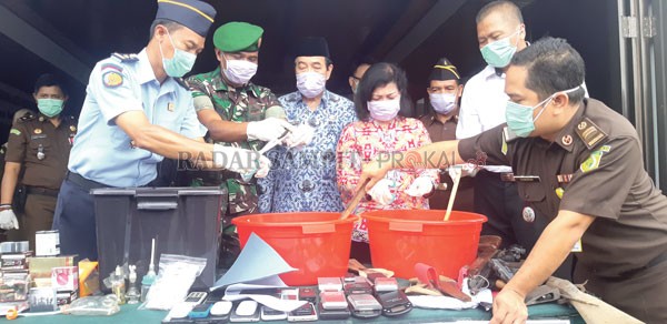 SABU-SABU: Pemusnahan barang bukti tindak pidana di halaman kantor Kejaksaan Negeri Kotawaringin Timur dihadiri Wakil Bupati HM Taufiq Mukri, Ketua DPRD Kotim Rinie, bersama pejabat lainnya. RADO/RADAR SAMPIT