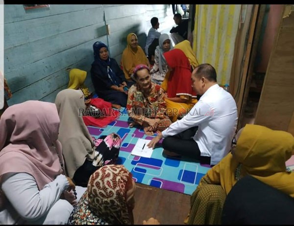 DEKAT DENGAN RAKYAT: Bupati Kapuas Ben Brahim selalu dekat dengan masyarakat. Hal tersebut tampak saat dia menghadiri acara dan menyempatkan waktu berkunjung ke rumah warga, yakni lansia yang sedang sakit. IST/RADAR SAMPIT