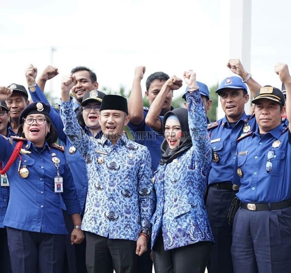 BERSAMA : Walikota Palangka Raya Fairid Naparin dan Wakil Walikota Umi Mastikah dalam kebersamaan saat berada di halaman kantor walikota Palangka Raya, Selasa (18/2)/. HUMASPEMKOT/RADARPALANGKA