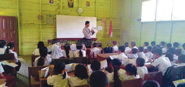 ATURAN: Polsek Marikit memberikan edukasi berlalu lintas kepada sekolah, Rabu (19/2). POLSEK MARIKIT///RADAR SAMPIT