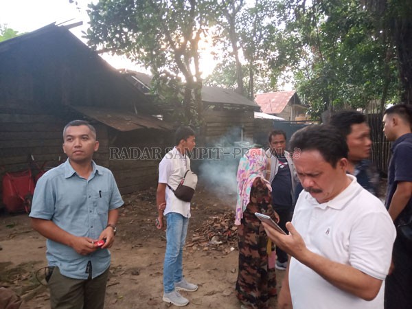 KUNJUNGAN : Ketua DPRD Seruyan Zuli Eko Prasetyo (kiri) saat melakukan kunjungan ke Desa Baung, Kecamatan Seruyan Hilir, belum lama tadi. ALDI SETIAWAN/RADAR SAMPIT