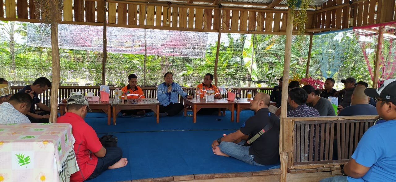 KLARIFIKASI KABAR BOHONG ; Direktur PT Kapuas Prima Coal (KPC) Padli Noor saat melakukan konferensi pers terkait kabar bohong yang diduga ditulis oleh oknum yang mengaku wartawan di salah satu blog yang tersebar di media sosial, Rabu (19/2). (SULISTYO/RAD