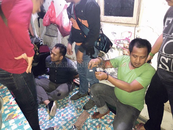 NARKOBA : Dua pelaku narkoba saat digerbek oleh satuan narkoba Polres Kapuas, ketika ingin mengisap sabu di salah satu Cafe di Jalan Pemuda SATNARKOBA POLRES KAPUAS For RADAR SAMPIT