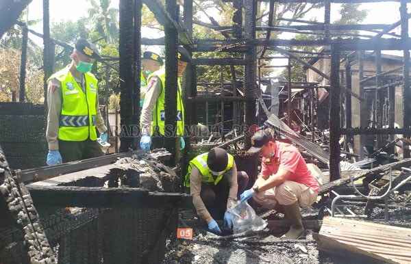 OLAH TKP: Unit Identifikasi Polres Kobar melakukan olah TKP di lokasi kebakaran di Jalan Merak-Jalan Merpati, Kelurahan Sidorejo, Pangkalan Bun, Kamis (20/2). RINDUWAN/RADAR PANGKALAN BUN