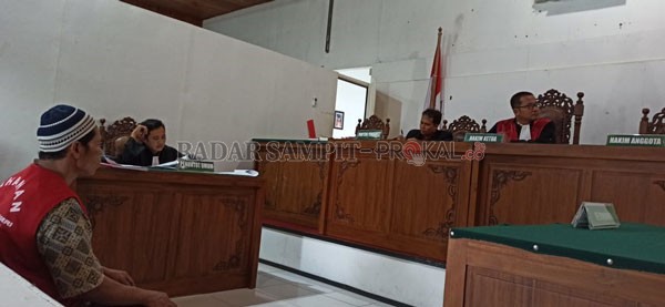 SIDANG KARHUTLA ; Tukiman hanya bisa pasrah saat Jaksa Penuntut Umum kejari Lamandau membacakan tuntutannya saat sidang kasus Karhutla di Pengadilan Negeri Nanga Bulik, Kamis (20/2) kemarin. Petani ini dituntut hukuman penjara selama tujuh bulan dan denda