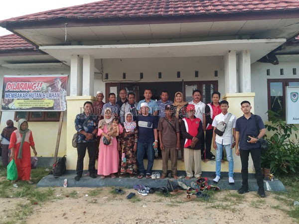 RESES : Jajaran DPRD Seruyan Dapil I berfoto bersama disela-sela kegiatan reses di Desa Baung, Kecamatan Seruyan Hilir. ALDI SETIAWAN/RADAR SAMPIT