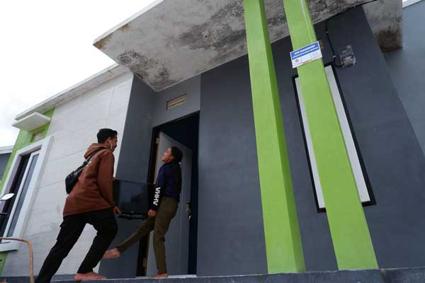 Pasangan muda-mudi tampak ceria saat pindah ke rumah baru mereka di perumahan Nabila Bumi Asri, di Jalan Kapten Mulyono Sampit. (USAY NOR RAHMAD/RADAR SAMPIT)