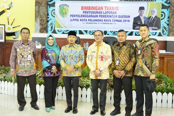 BIMTEK : Wali Kota Palangka Raya Fairid Naparin (tiga dari kiri) didampingi Wakil Wali Kota Palangka Raya Umi Mastikah (dua dari kiri) berfoto bersamaDrajat Wisnu (dua dari kanan) seusai pembukaan Bimtek di aula Petang Karuhei II, Kamis (20/2). Agus Fatar