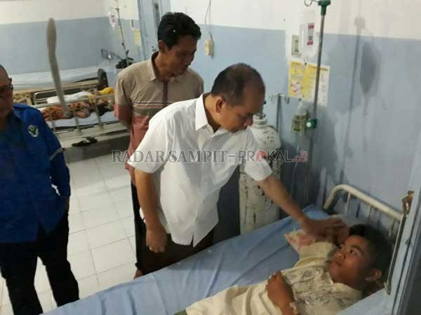 Ben Brahim S Bahat saat menjenguk pasien.(RADAR SAMPIT)