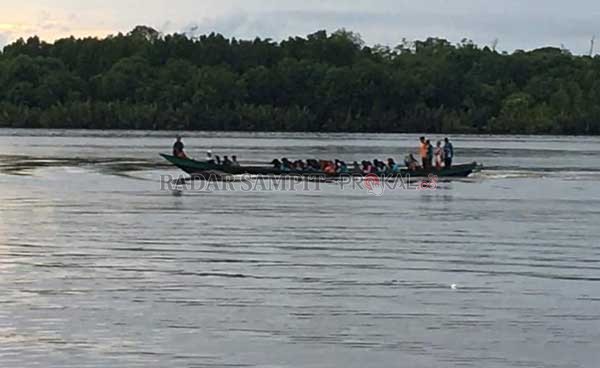 MEMBAHAYAKAN : Sejumlah pelajar dari wilayah Kumai Seberang menggunakan perahu kecil untuk berangkat dan pulang sekolah. Mereka butuh perhatian untuk menjamin keselamatan saat menyeberangi kawasan perairan Kumai.(ISTIMEWA/RADAR PANGKALAN BUN)