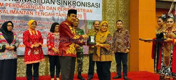 SERAHKAN: Wakil Bupati Kotim M Taufiq Mukri memberikan plakat kepada narasumber, pada rapat koordinasi dan sinkronisasi program perdagangan dan perindustrian se Kalimantan Tengah (Kalteng), Jumat (21/2).(YUNI/RADAR SAMPIT)