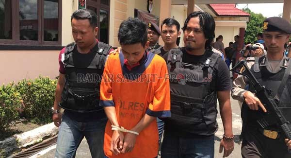 BEJAT: Pelaku pemerkosaan terhadap gadis pelajar usia 15 tahun, yang juga muridnya sendiri, ketika digelandang ke Polres Pulpis, baru-baru tadi.(ALEXANDER/RADAR SAMPIT)