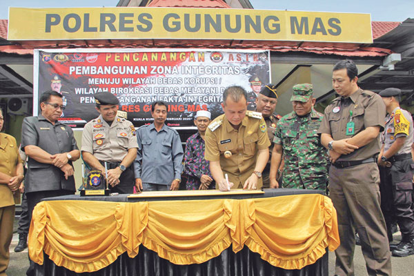 TANDA TANGAN : Bupati Gumas Jaya S Monong disaksikan Kapolres AKBP Rudi Asriman, Ketua DPRD Akerman Sahidar, Kajari Anthony, Ketua PN Kuala Kurun Kelas II Rudy Ruswoyo, Pabung 1016/Plk Kuala Kurun Mayor Inf Wiyanto, Ketua PWI Popy Oktovery, dan tokoh agam