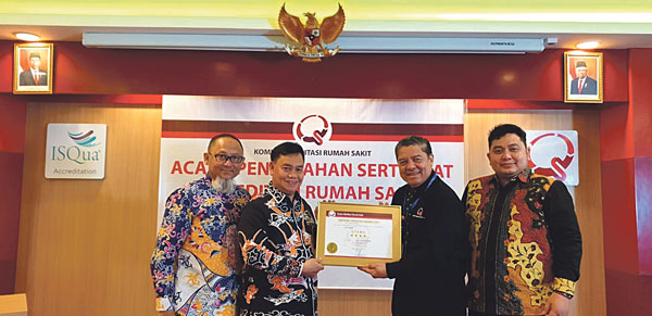 SERTIFIKAT:  Sekretaris Daerah Kotim Halikinnor didampingi Direktur dan Wakil Direktur RSUD dr Murjani saat menerima sertifikat akreditasi dari KARS yang diwakili oleh Supervisor Officer KARS Drs Adrian, baru-baru ini di Jakarta.(IST/ RADAR SAMPIT)